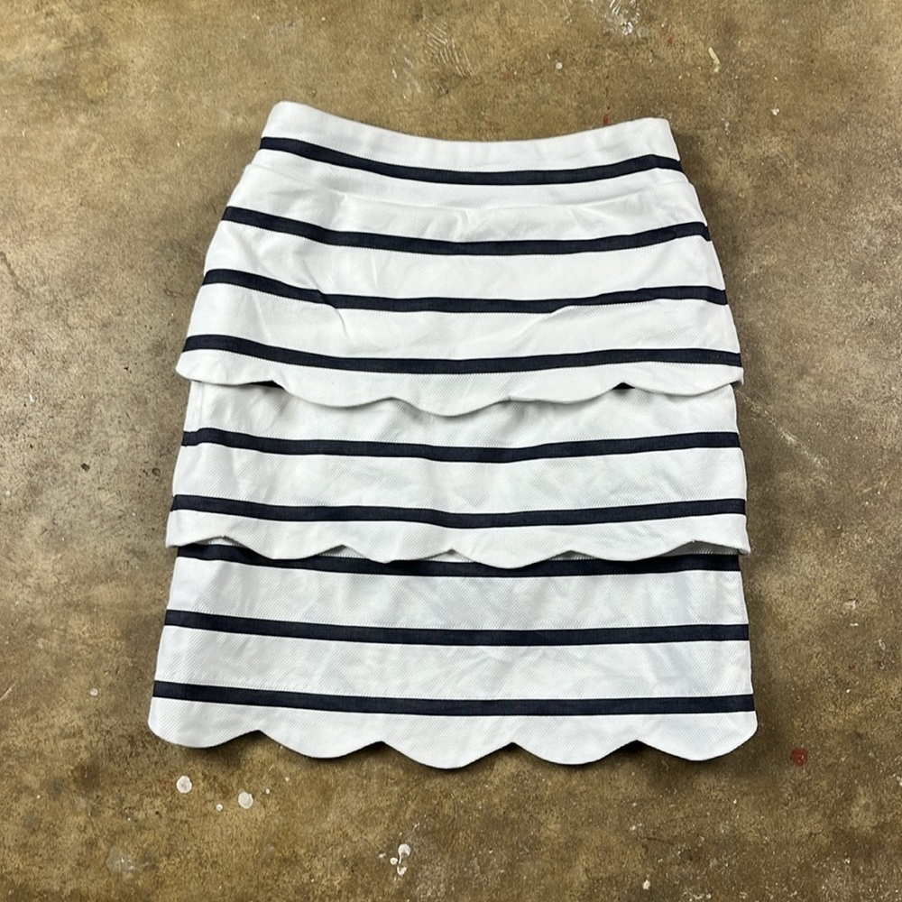 J. McLaughlin Providence petal pull on White and navy Striped skirt
Size: 2 - Picture 3 of 5